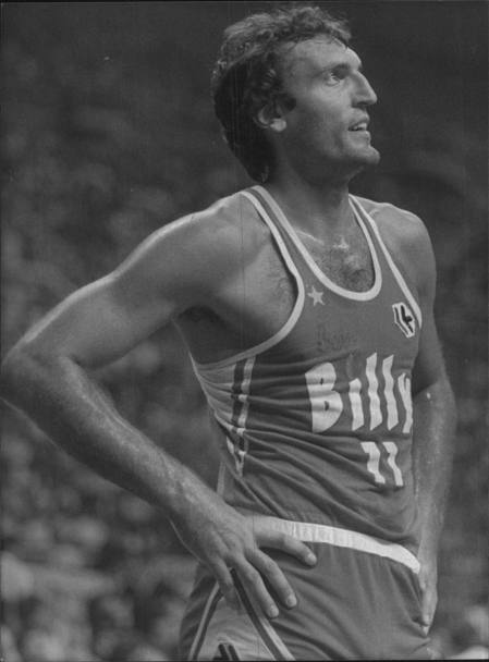 1981: dopo tanti anni da avversario a Varese Dino Meneghin indossa a 31 anni la maglia dell&#39;Olimpia: diventer una delle bandiere della squadra milanese per tutti gli anni Ottanta.